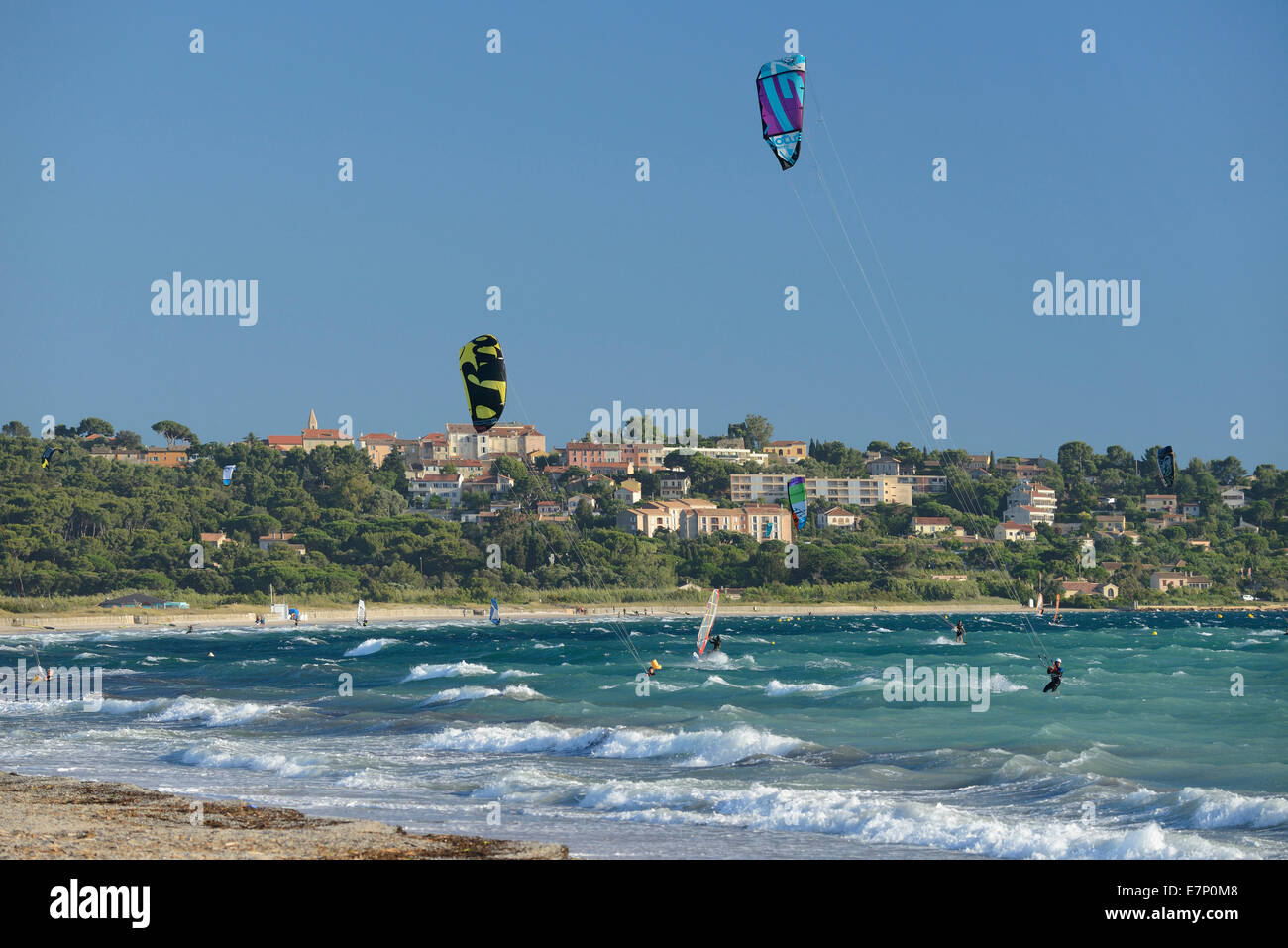 Francia, Europa, Provence-Alpes-Côte d'Azur, L'Almanarre, Spiaggia, Hyeres, surf, windsurf, sport, kite surfer, Mediterranea Foto Stock