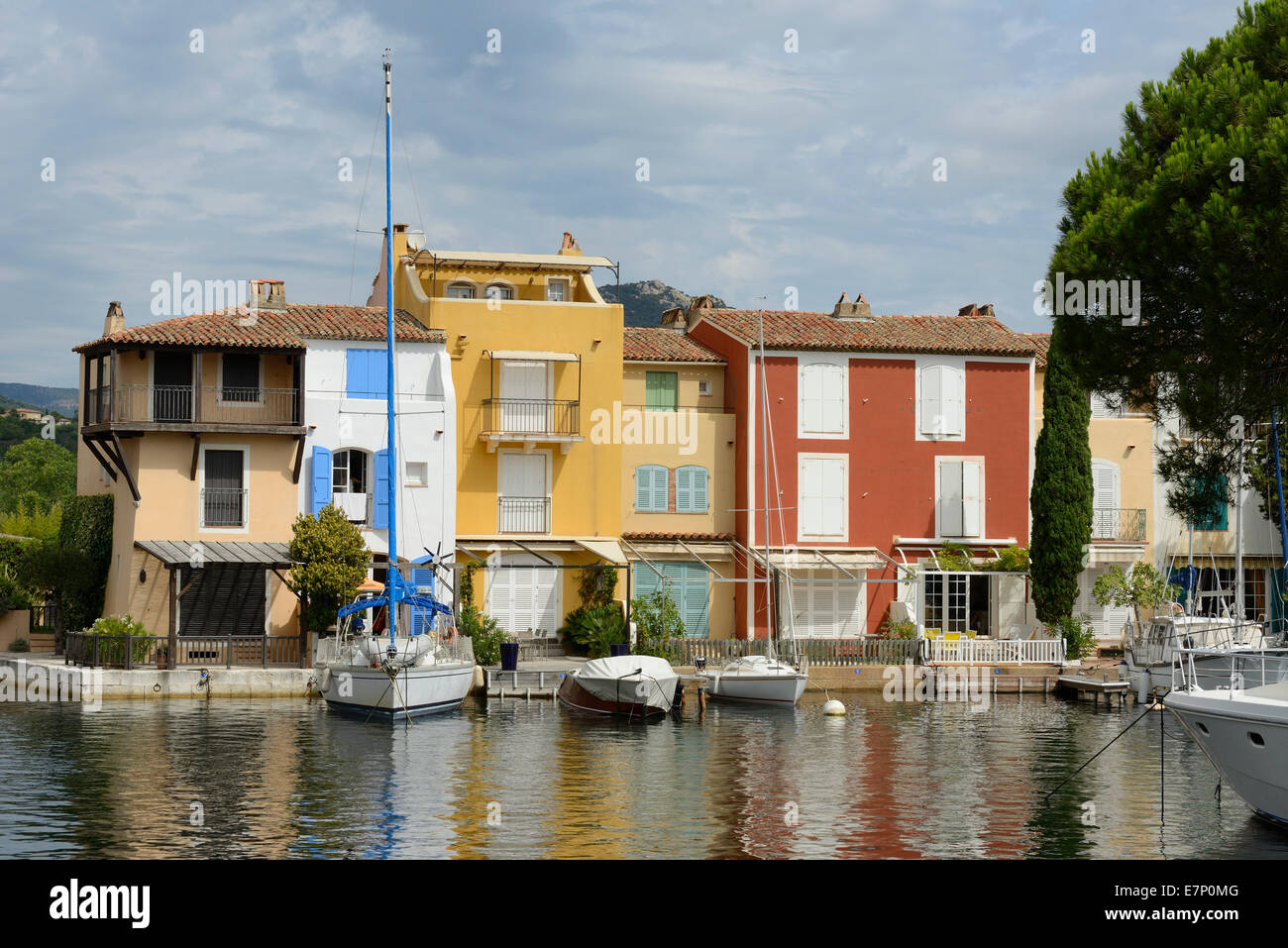 L'Europa, Francia, Provence-Alpes-Côte d'Azur, Provenza, Port Grimaud, barche, case Foto Stock