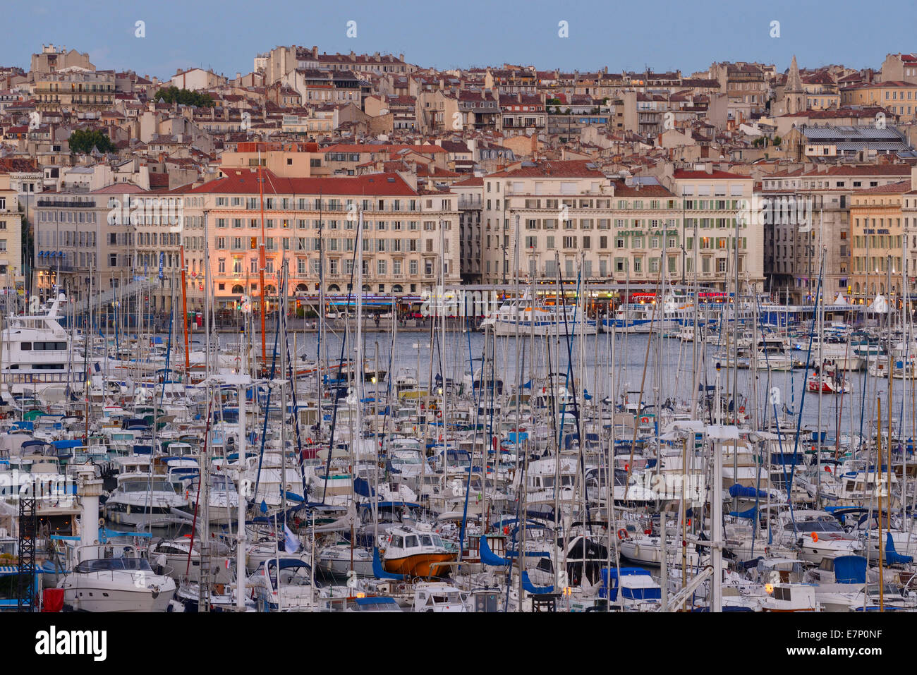 L'Europa, Francia, Provence-Alpes-Côte d'Azur, Provence, Marsiglia, porto vecchio, barche, città, sera, Foto Stock