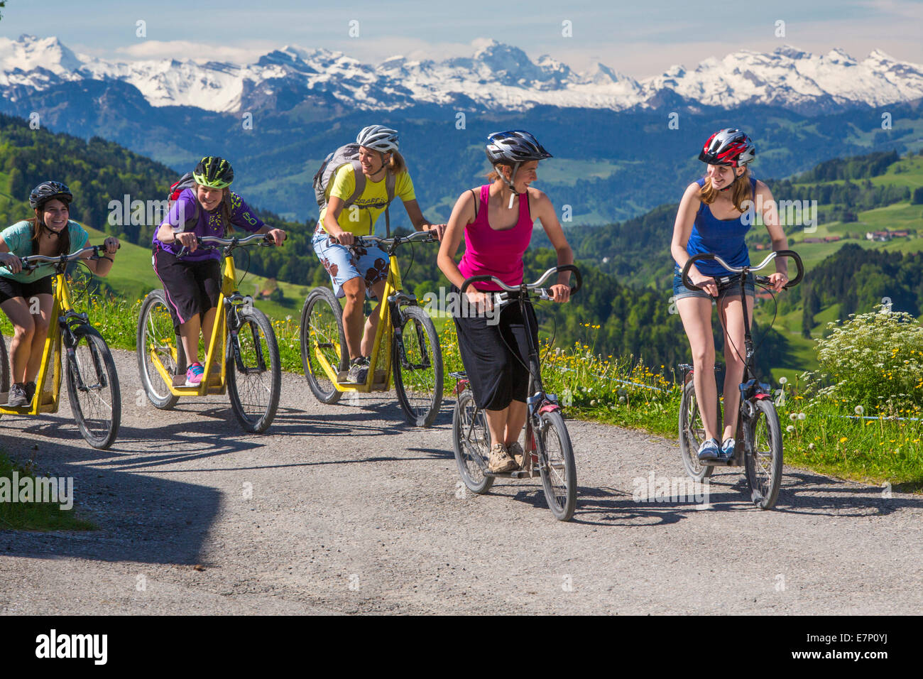 Altipiani di Zurigo, scooter, partenza, Hörnli, montagna, montagne, canton Zurigo, gioco, gioco, giochi, giochi, bicicletta, biciclette, bik Foto Stock