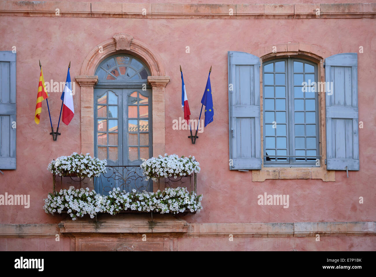 L'Europa, Francia, Provence-Alpes-Côte d'Azur, in Provenza Roussillon, bandiere, finestra Foto Stock