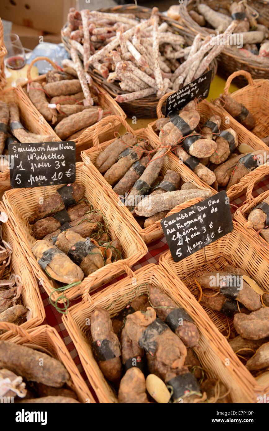 L'Europa, Francia, Provence-Alpes-Côte d'Azur, Provenza, Apt, Vaucluse, mercato, salsicce, carne Foto Stock