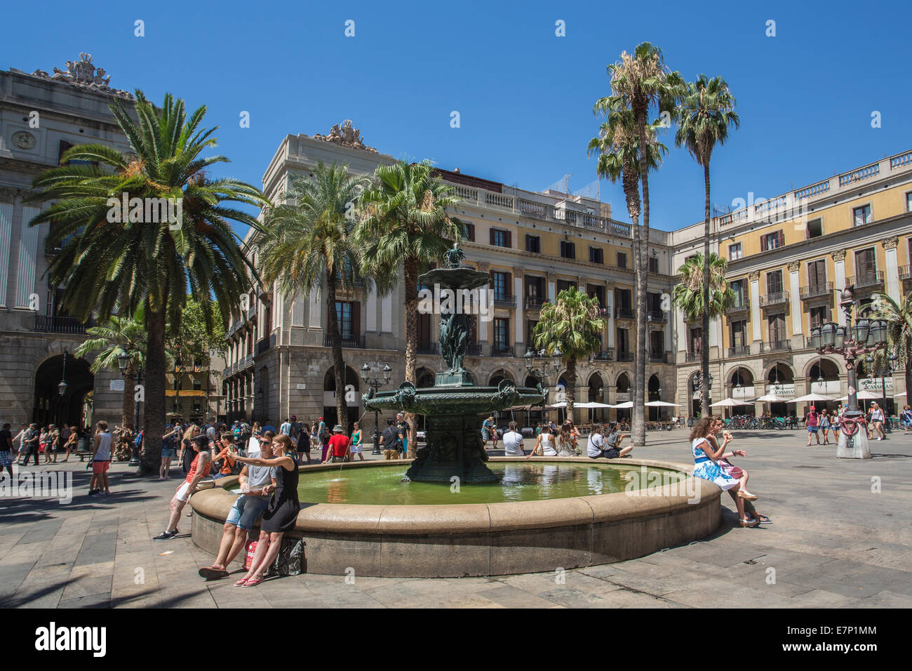 Barcellona, la Città Reale, archi, architettura, Catalonia, downtown, fontana, palme shop, Spagna, Europa, quadrato, terrazza, per Foto Stock