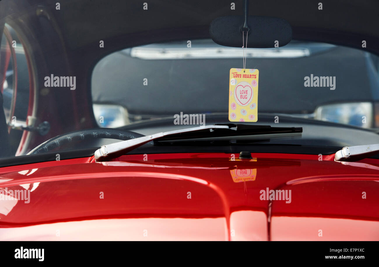 Amore cuore "Love Bug' appendino nella finestra di un VW Beetle auto Foto Stock
