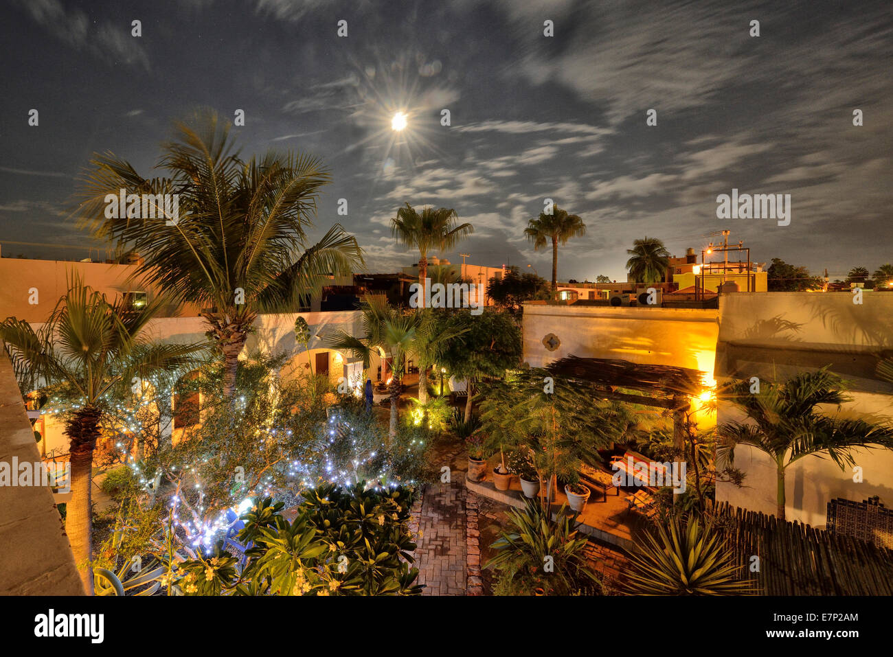Messico, America del Nord, Baja, Baja California, hotel, La Paz, El Angel Azul, notte, cortile, la città luna Foto Stock