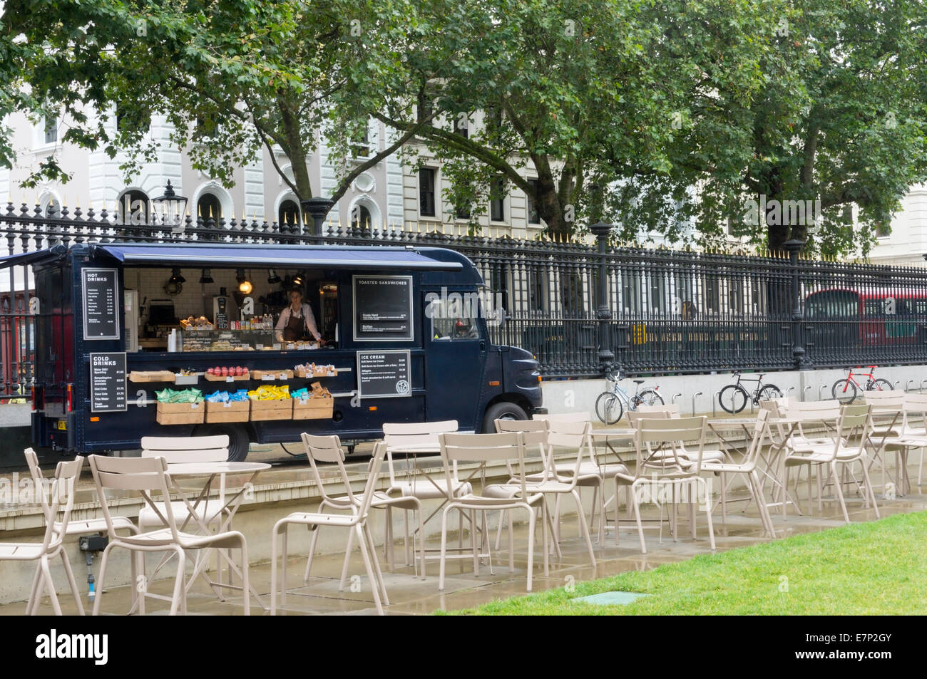 Un mobile bar con nessun cliente sotto la pioggia. Foto Stock