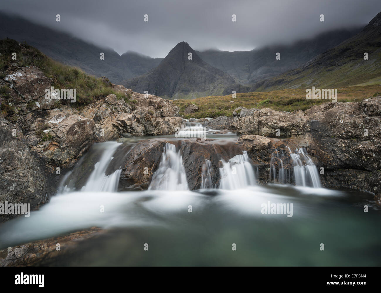Cascate sul Allt Coir' un' Mhadaidh con Sgurr un Fheadain e Cuillin dietro, Glen fragile, Isola di Skye Foto Stock