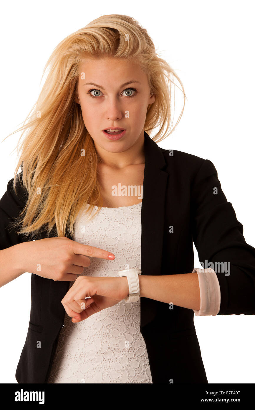 Giovane donna bionda che guarda al suo orologio quando essa è in fase di fine isolate su sfondo bianco Foto Stock