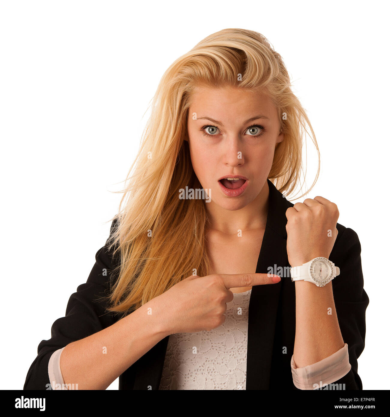 Giovane donna bionda che guarda al suo orologio quando essa è in fase di fine isolate su sfondo bianco Foto Stock