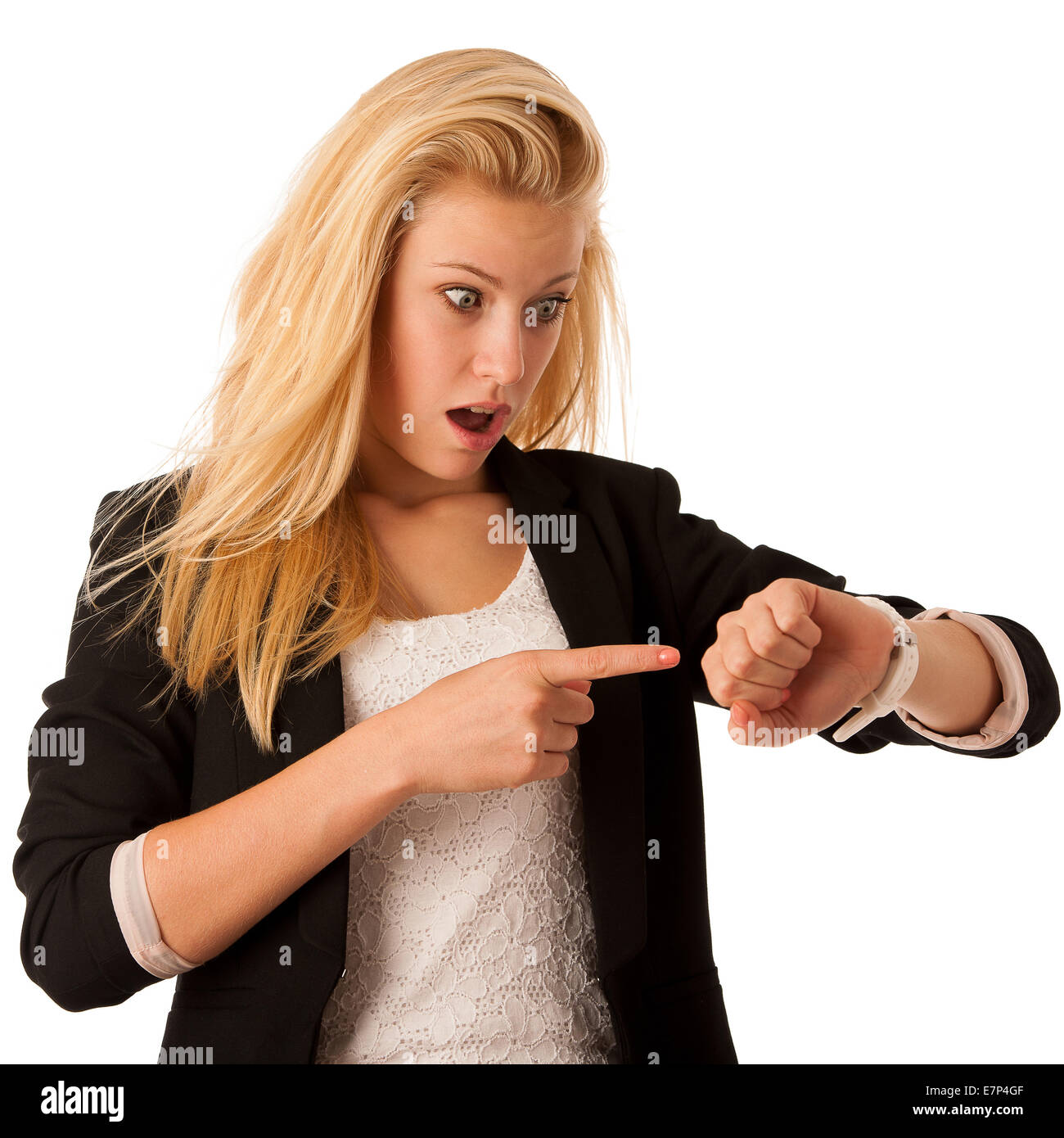 Giovane donna bionda che guarda al suo orologio quando essa è in fase di fine isolate su sfondo bianco Foto Stock