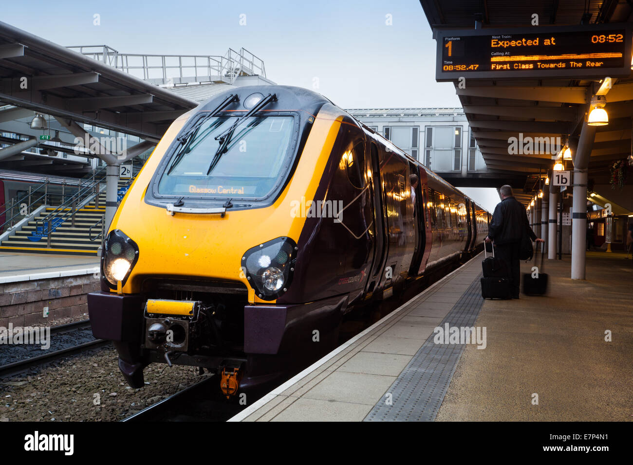Classe 221 121 Super Voyager a Cardiff East Midlands, Crosscountry treno dei pendolari a Derby stazione ferroviaria, Derbyshire, Regno Unito Foto Stock