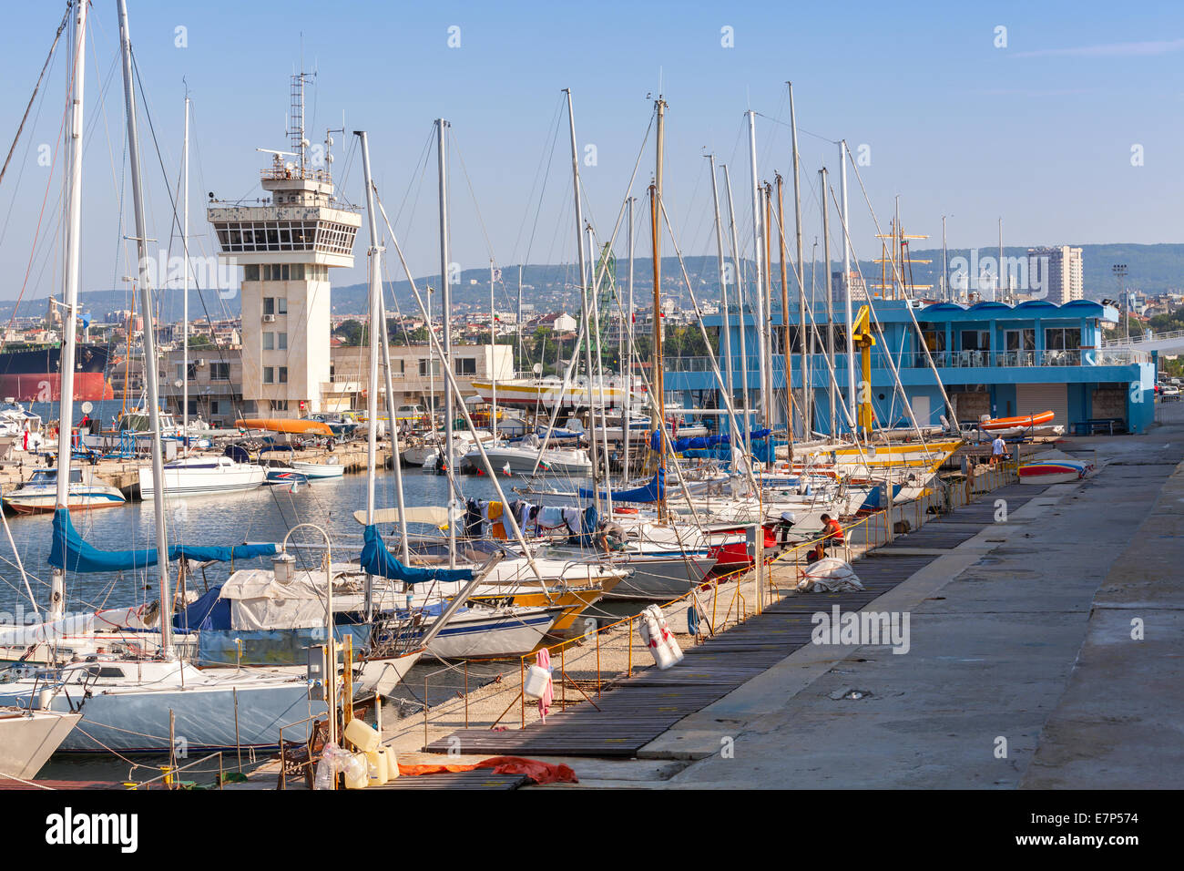 Barche a vela e barche da diporto stand nel porto di Varna Foto Stock