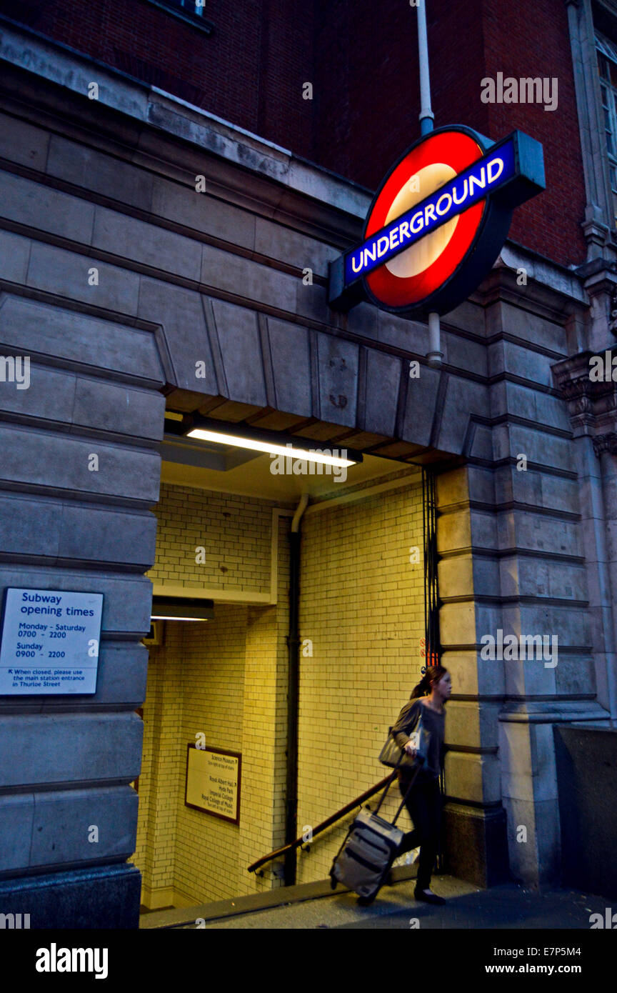 La stazione della metropolitana di South Kensington a notte, Royal Borough di Kensington e Chelsea, London, England, Regno Unito Foto Stock