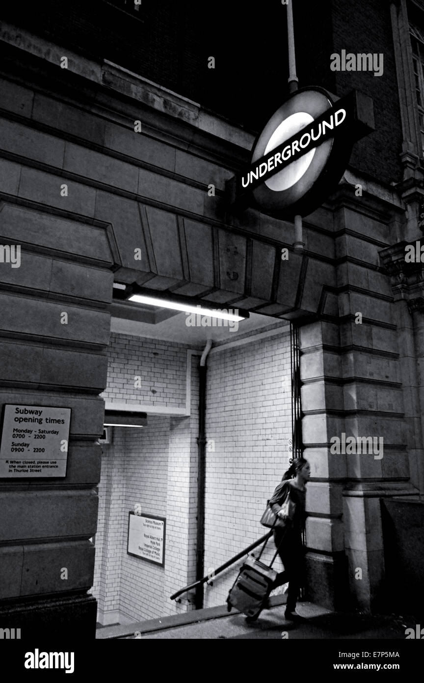 La stazione della metropolitana di South Kensington a notte, Royal Borough di Kensington e Chelsea, London, England, Regno Unito Foto Stock