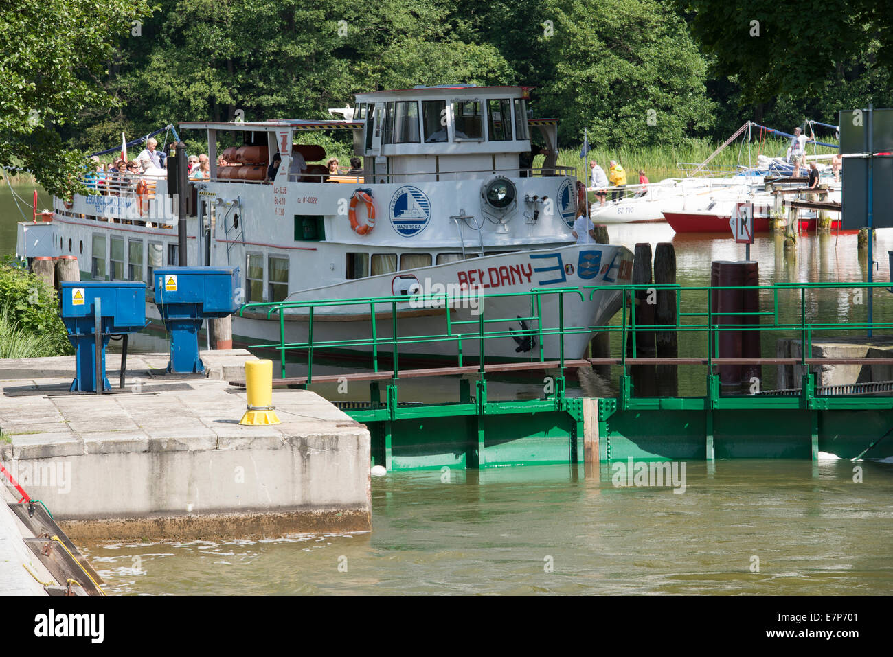 Luglio 2014: barche si prepara a navigare attraverso un blocco di acqua a Ruciane nida in Masuria - Polonia Foto Stock