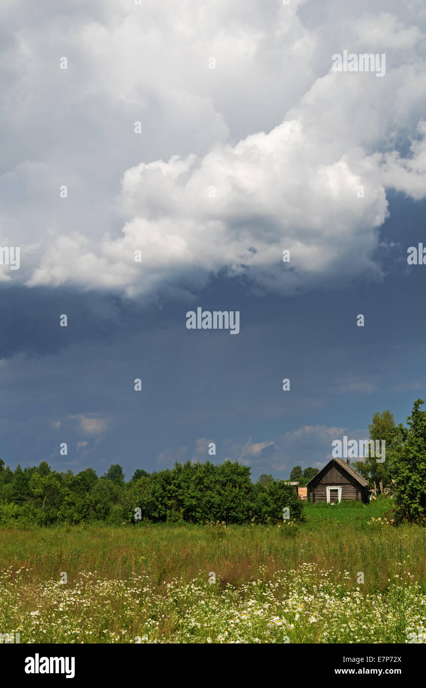 Nuvole sopra il villaggio. Foto Stock