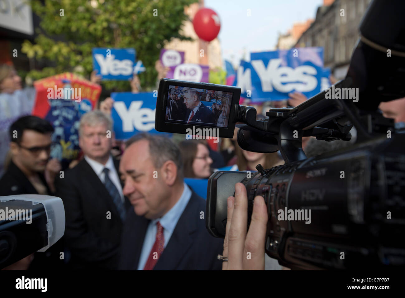 Del primo ministro di Scozia Alex Salmond MSP è raffigurato circondato da media durante un evento in Perth. Foto Stock
