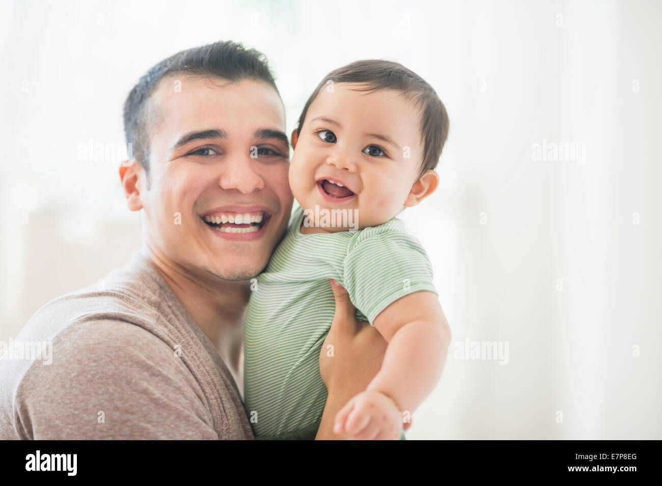 Padre tenendo il suo figlio (6-11 mesi) Foto Stock