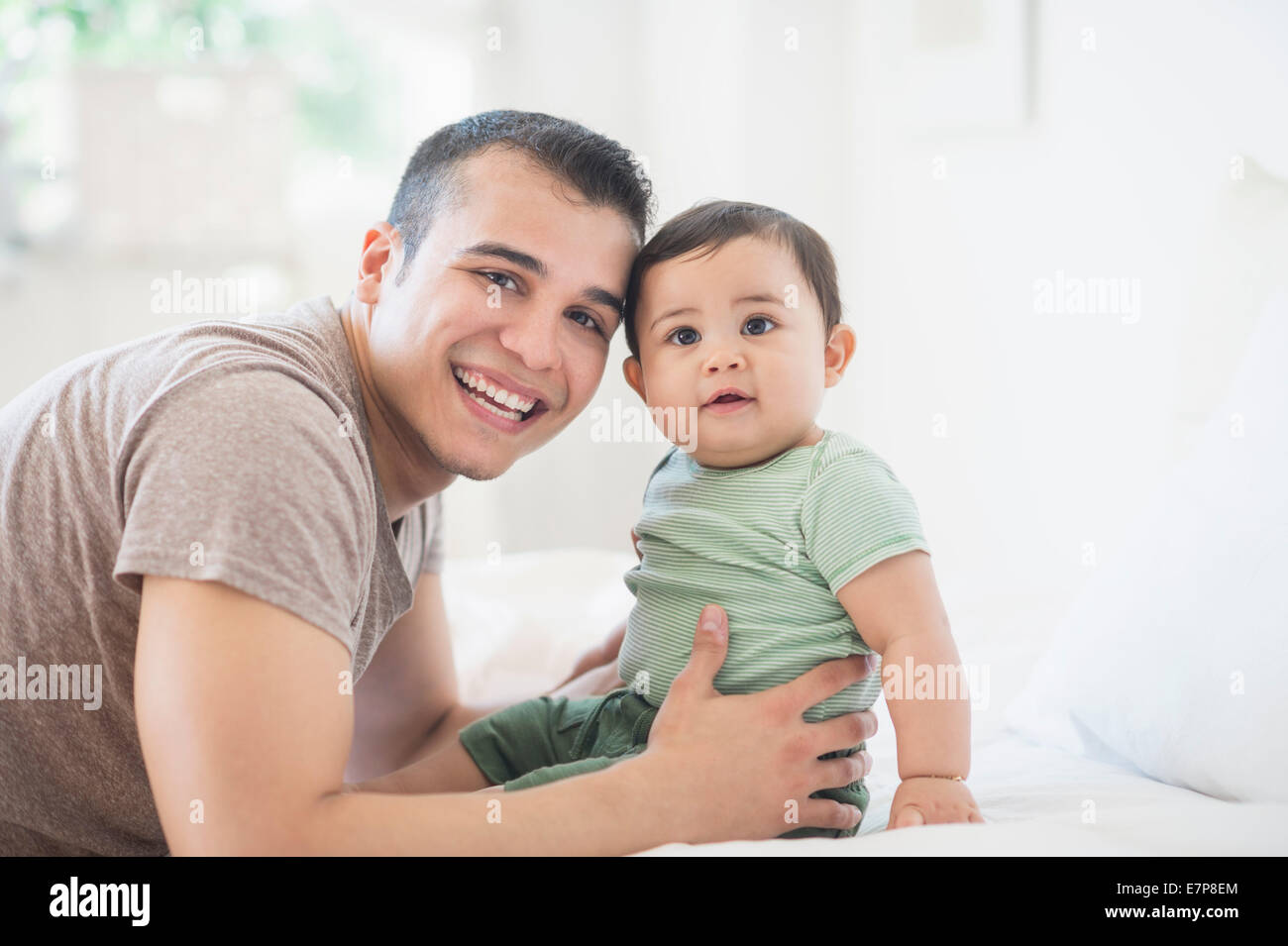 Padre tenendo il suo figlio (6-11 mesi) Foto Stock