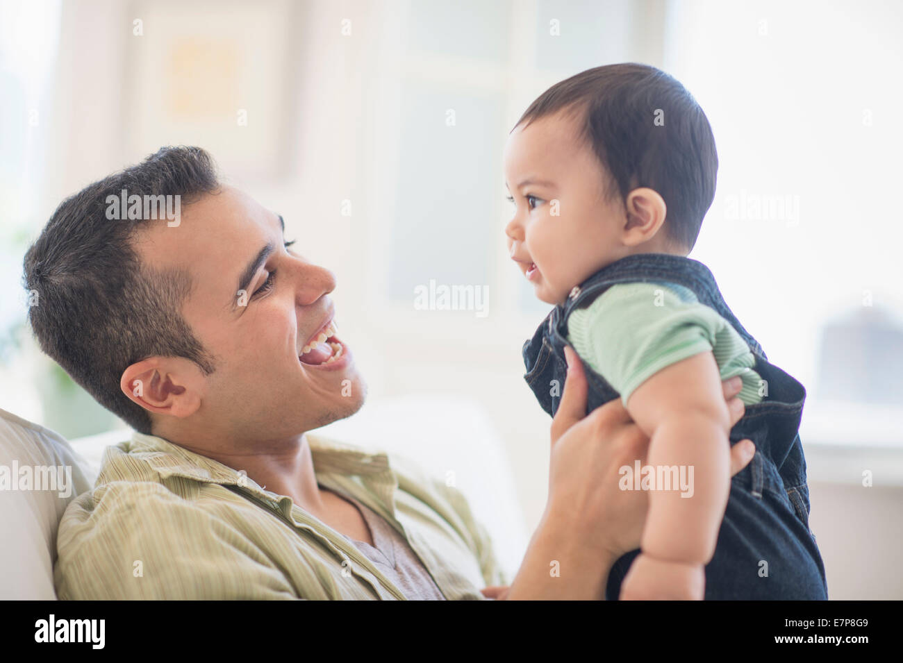 Padre giocando con il suo figlio (6-11 mesi) Foto Stock