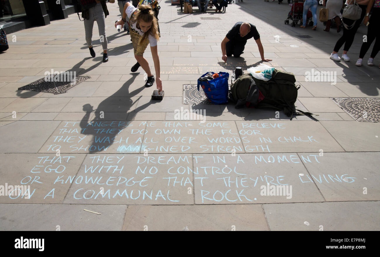 Vasca da bagno le attrazioni del centro citta'. Somerset città. Un poeta di strada Foto Stock