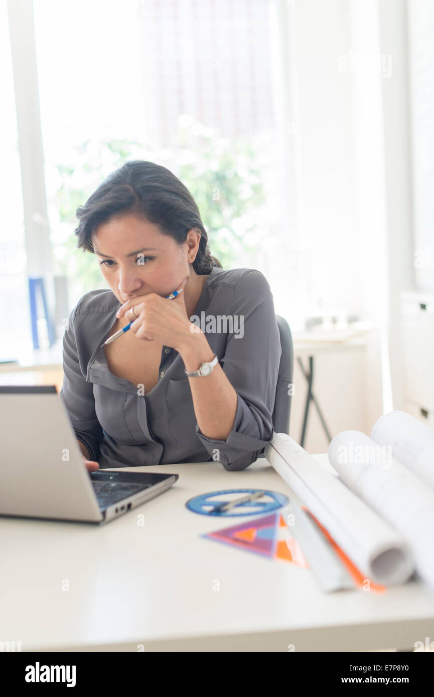 Architetto femmina a lavorare con il computer portatile Foto Stock