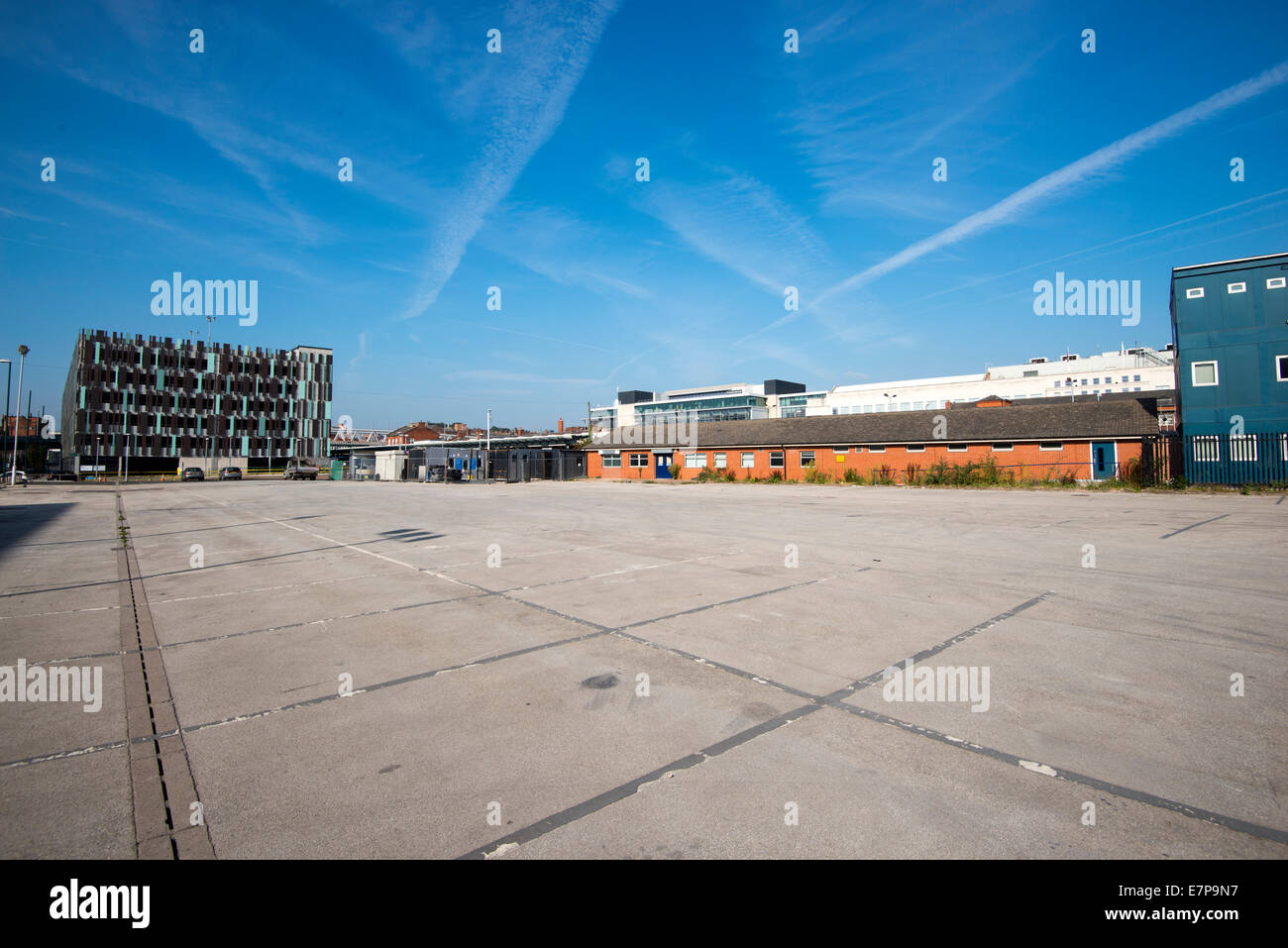 Terra segnata per lo sviluppo su Queens Road dalla stazione ferroviaria nella città di Nottingham, Inghilterra, Regno Unito Foto Stock