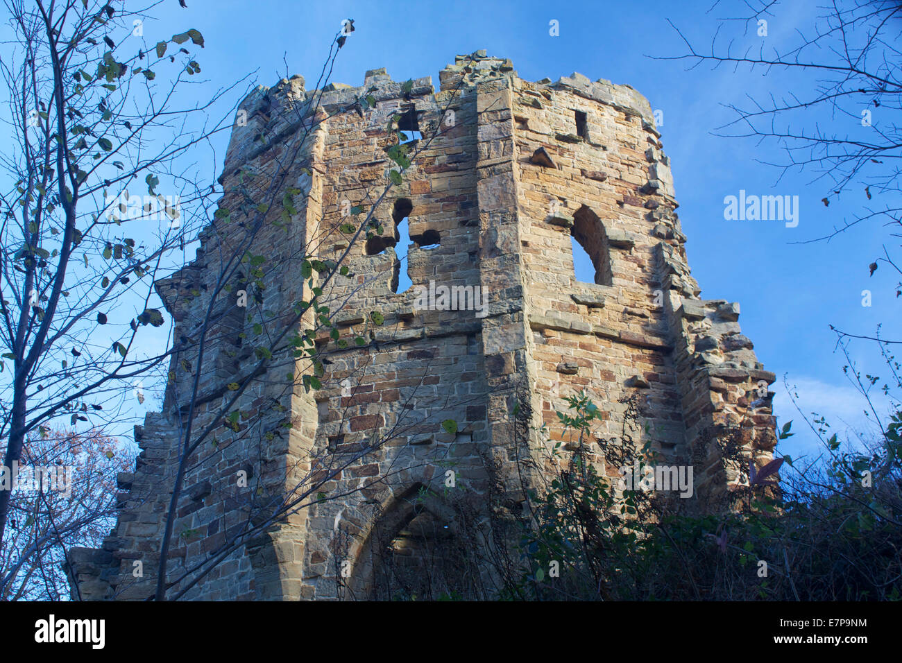 Torre di castello rovina con un cielo blu sullo sfondo. Foto Stock