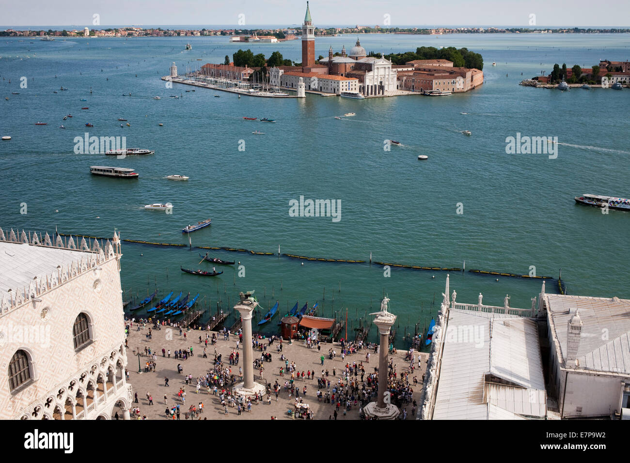 Il Palazzo Ducale e l'isola di San Giorgio Maggiore a Venezia, Venezia, Italia Foto Stock