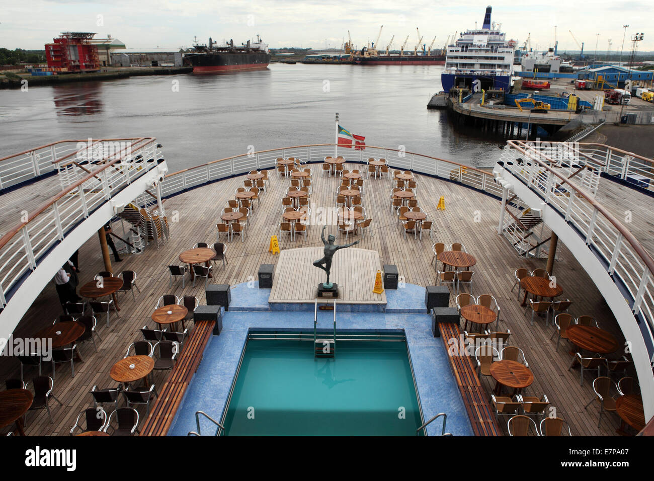 La piscina sul ponte di poppa del Marco Polo nave da crociera al Porto di Tyne, a North Shields nel Regno Unito. Foto Stock