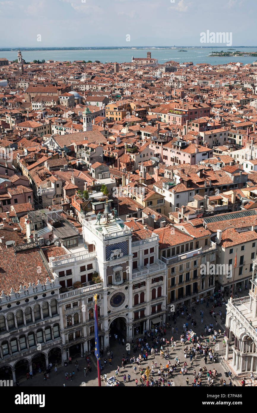 Vista dall'alto della Torre dell'orologio di piazza San Marco a Venezia, vista dall'alto della torre dell'orologio Foto Stock