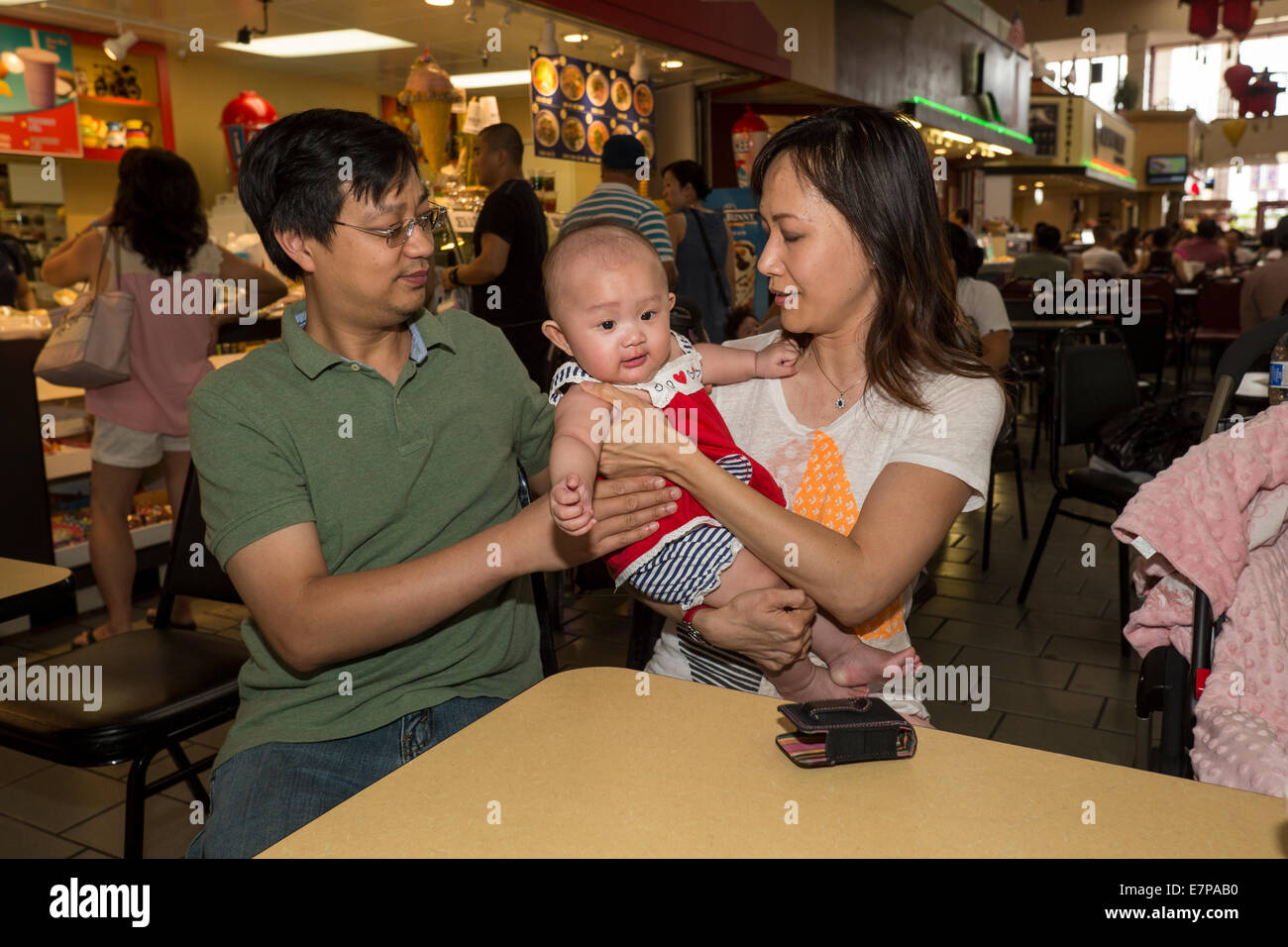 Vietnamese-Americans, madre, padre, baby, figlia, Asian Garden Mall, City of Westminster, Orange County, California Foto Stock