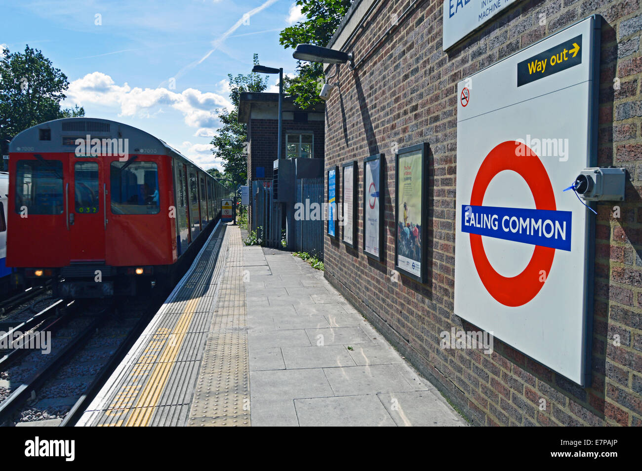 Ealing Common Stazione della metropolitana London Borough of Ealing, London, England, Regno Unito Foto Stock