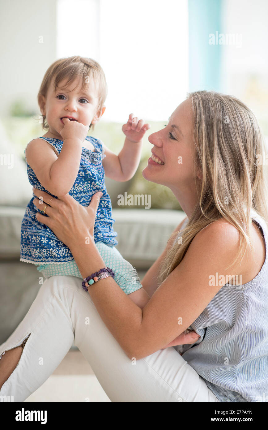 Madre con bambino figlia (18-23 mesi) Foto Stock