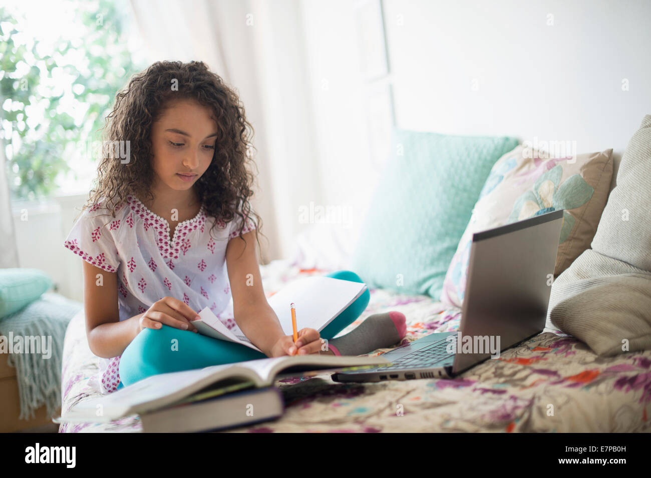 La ragazza (8-9) lo studio sul letto Foto Stock
