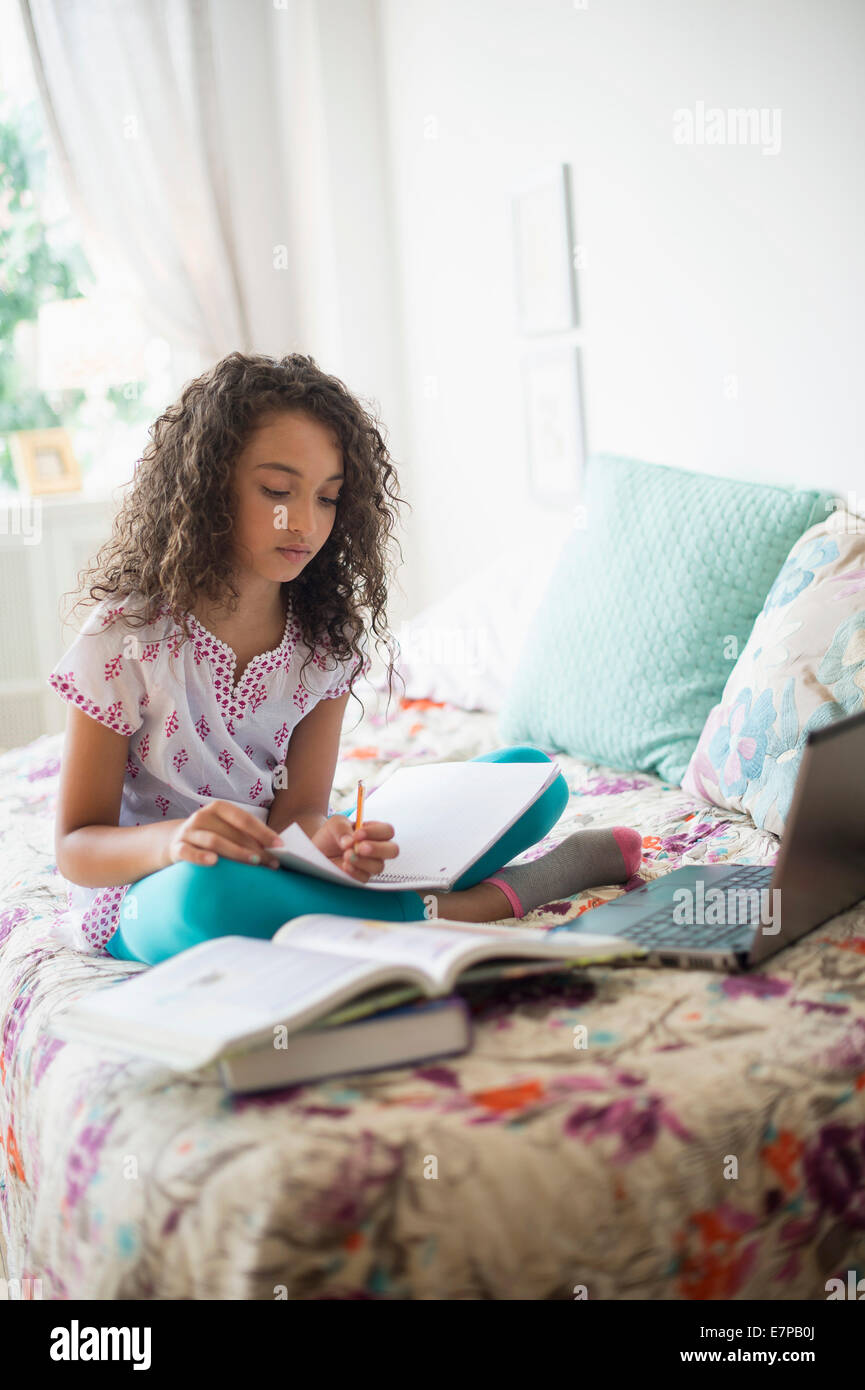 La ragazza (8-9) lo studio sul letto Foto Stock