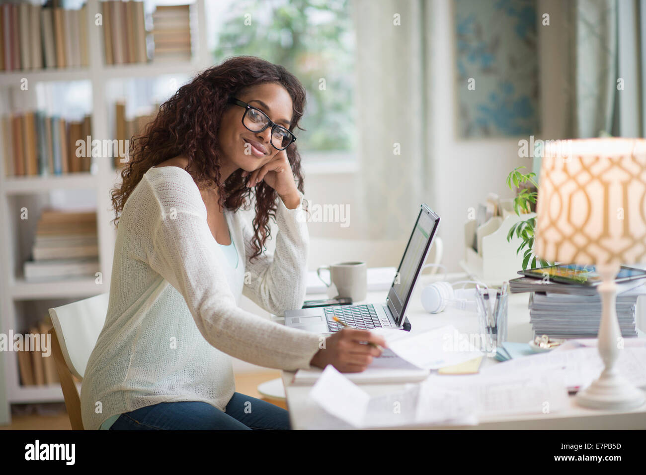 Donna che utilizza computer portatile in ufficio in casa Foto Stock