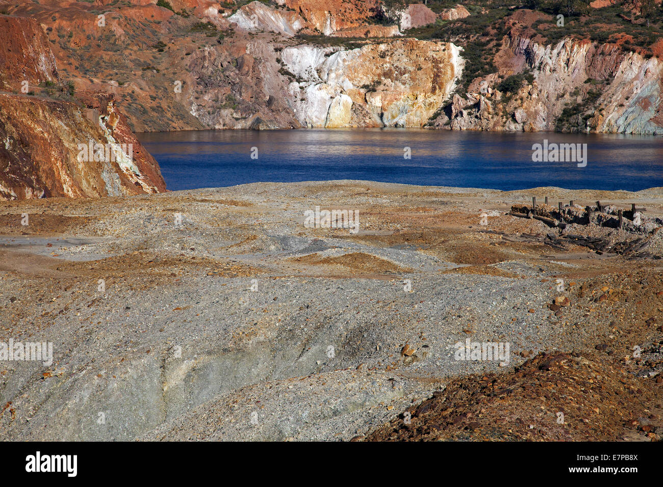 Abbandonato a pozzo aperto di miniera di rame di Mina de São Domingos / San Domingo miniera nei pressi di Mertola, distretto di Beja, Alentejo, Portogallo Foto Stock