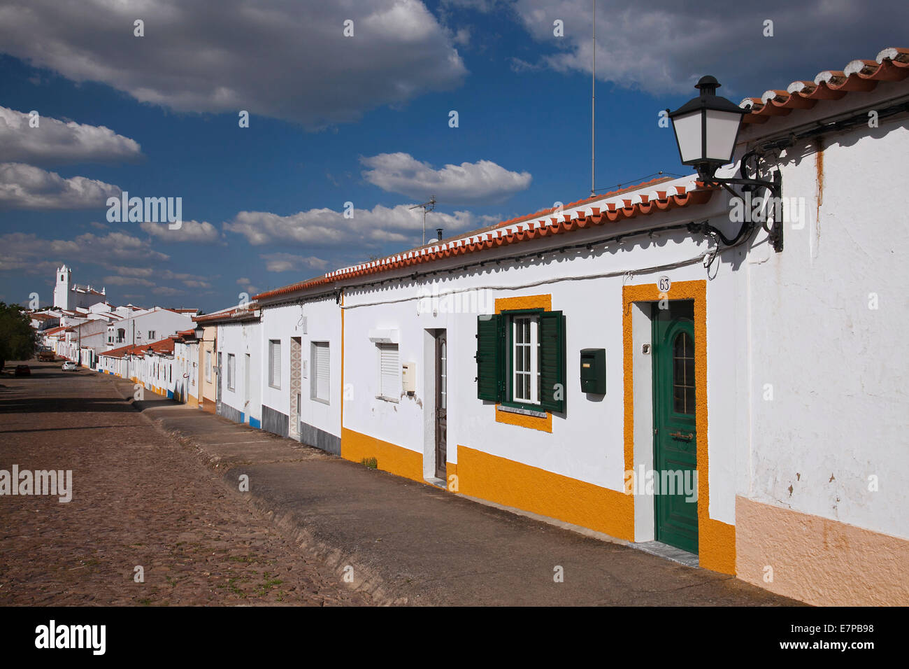 Strada di ciottoli con case bianche in Castro Verde, distretto di Beja, Alentejo, Portogallo Foto Stock