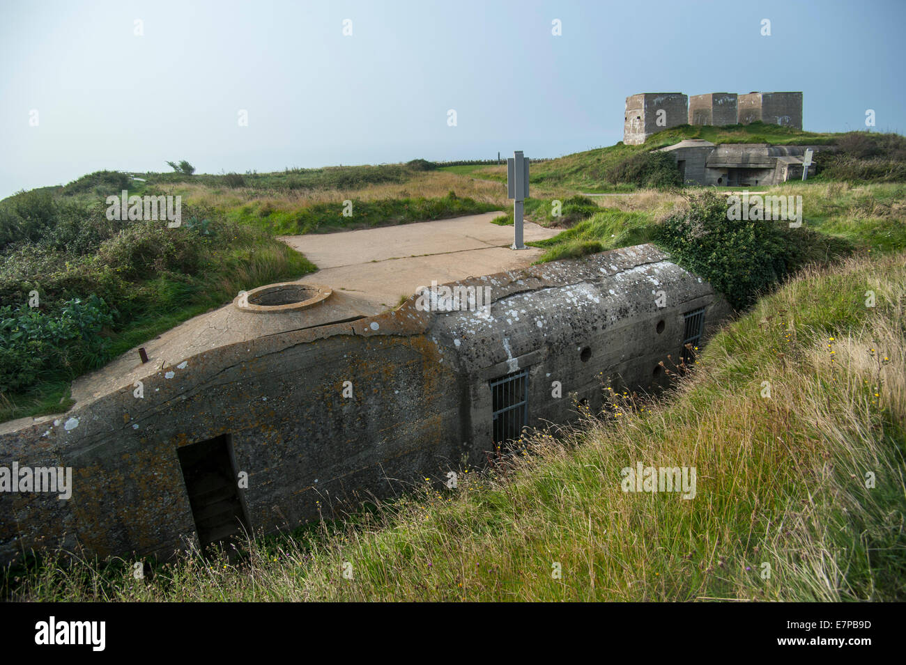 Bunker e calcestruzzo emplacement per il tedesco della Seconda Guerra Mondiale due Mammut radar in Cap Fagnet, Fécamp, Normandia, Francia Foto Stock