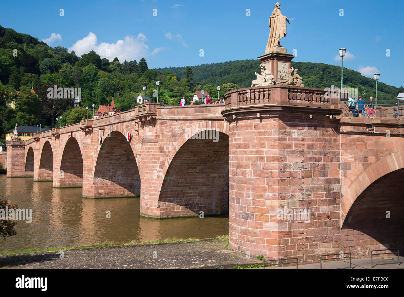 Il vecchio ponte sul fiume Neckar, Heidelberg , a sud-ovest della Germania, il Land Baden-Württemberg , in Europa Foto Stock