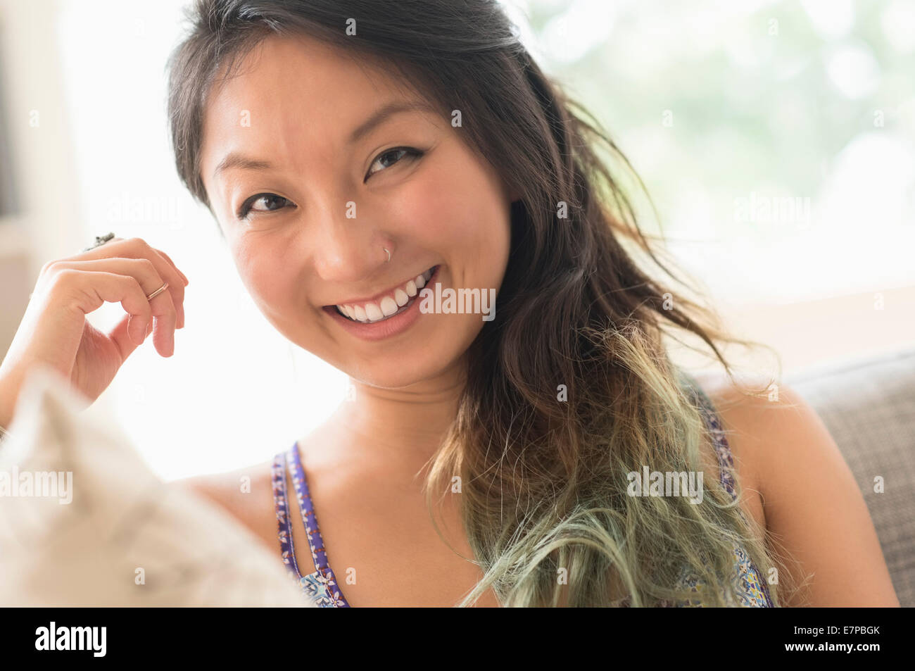 Ritratto di giovane donna sorridente Foto Stock