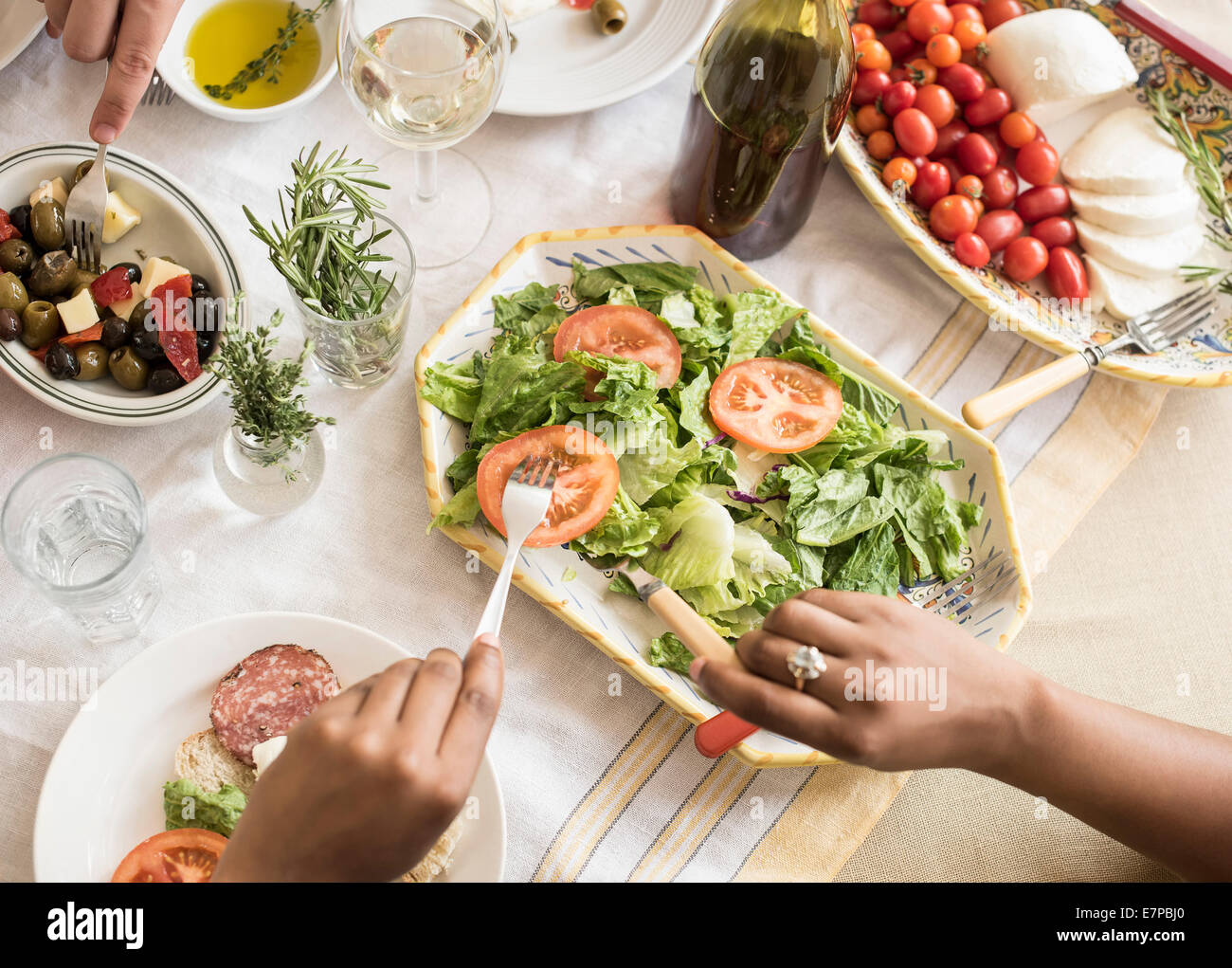 Mani che serve insalate Foto Stock