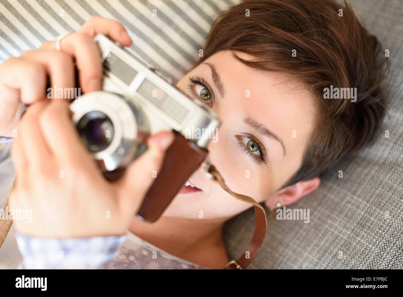 Ritratto di giovane donna tenendo in vecchio stile fotocamera Foto Stock