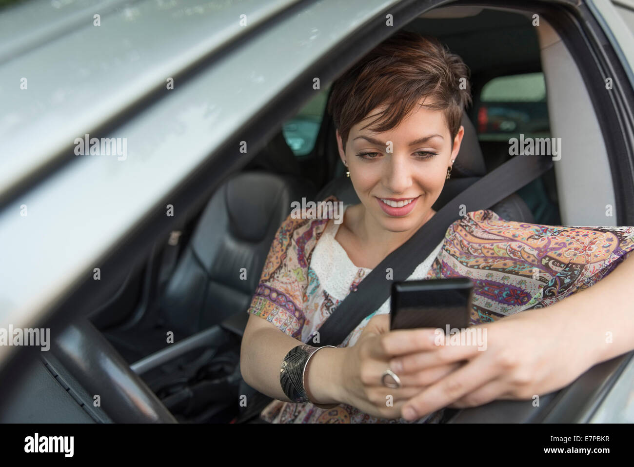 Driver femminile per la messaggistica di testo Foto Stock