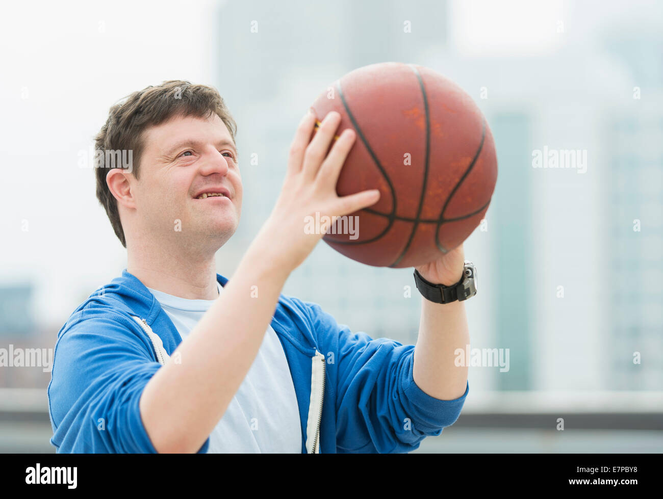 Uomo con la sindrome di down giocare a basket Foto Stock