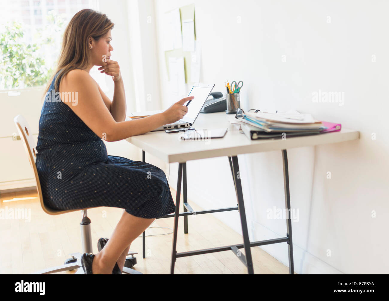 Donna che lavorano in ufficio in casa Foto Stock