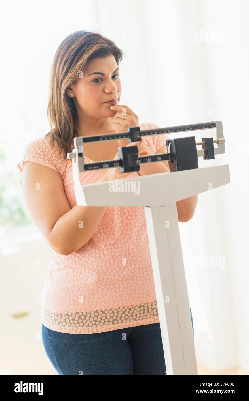 Donna in piedi sulla scala Foto Stock