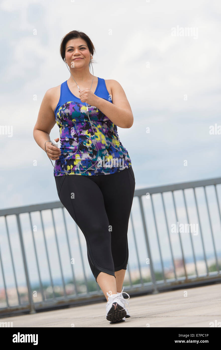 Donna jogging sul ponte Foto Stock