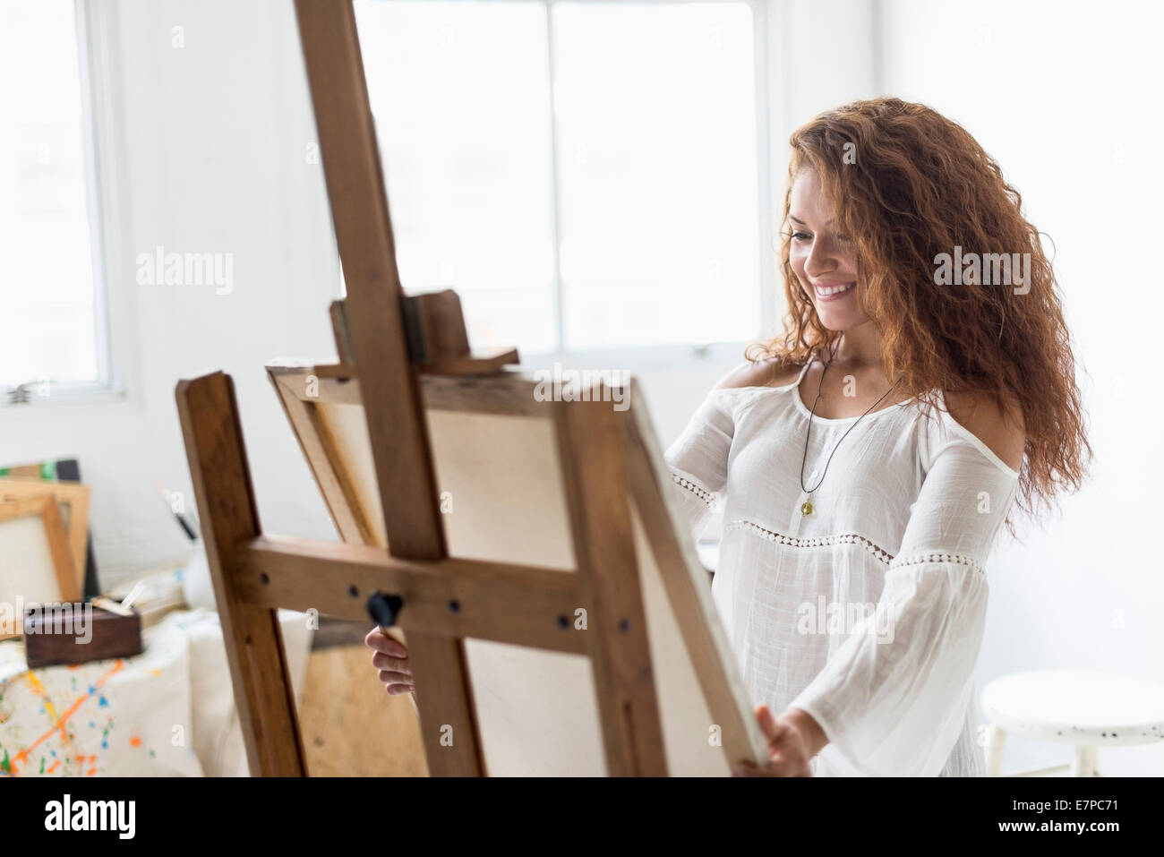 Giovane artista femminile in studio Foto Stock